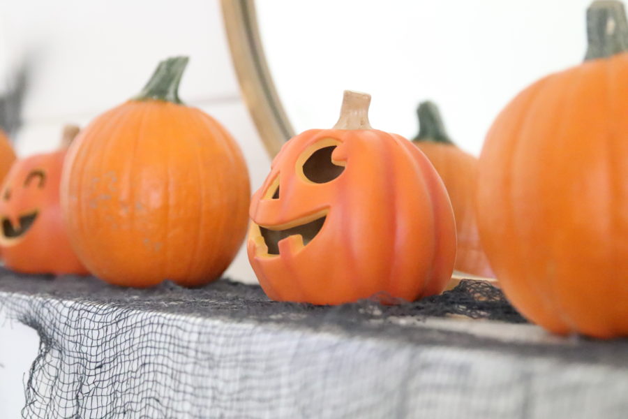 Halloween pumpkin mantel