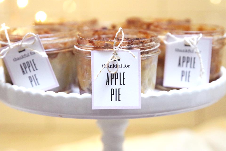 Mini mason jar apple pies