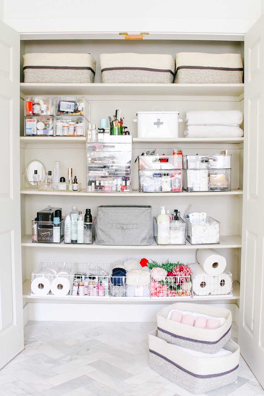 15 Best Linen Closet Organization Ideas & Tips