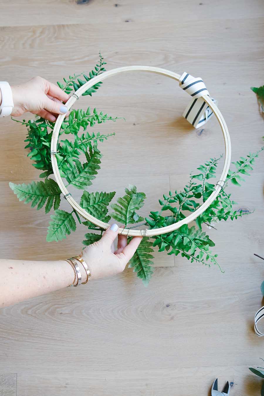 how to make an embroidery hoop wreath