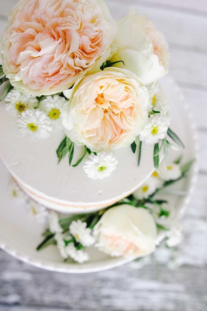 naked cake with roses and chamomile