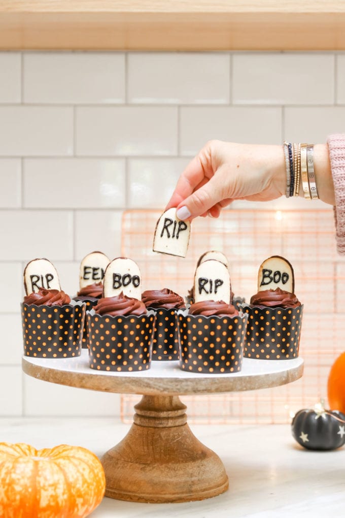 halloween graveyard cupcakes