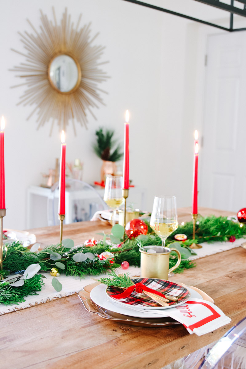 Vintage Modern Christmas Table in White and Red - Modern Glam