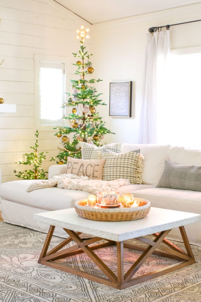 modern farmhouse holiday decor