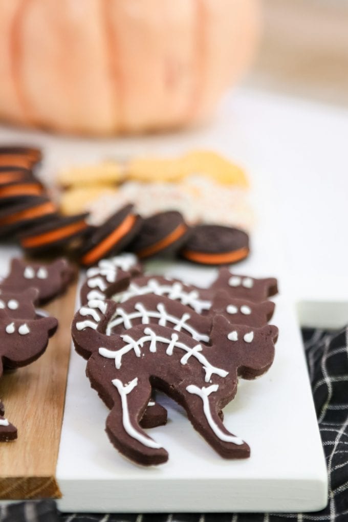 black cat skeleton halloween cookies