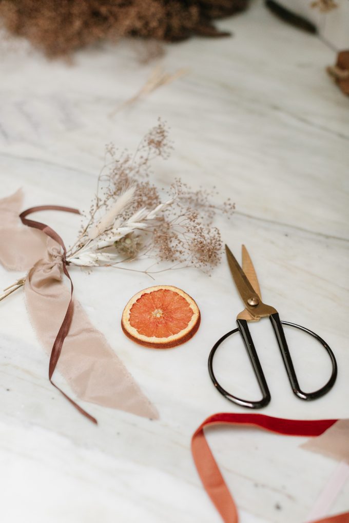 neutral thanksgiving table decor