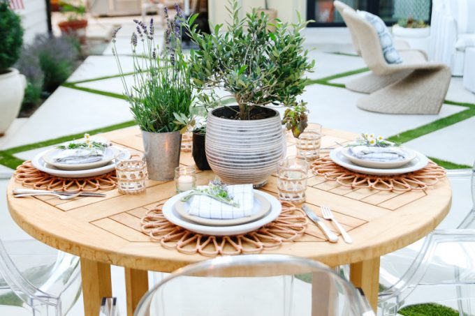 how to set an outdoor table