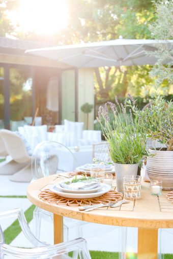 how to set an outdoor table