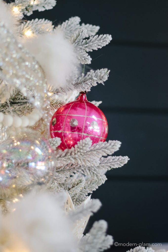 how to decorate a snowflake christmas tree